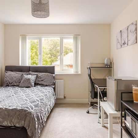Large Double Room & Private Ensuite Bathroom, Badbury Park, Swindon, Near Great Western Hospital Bagian luar foto