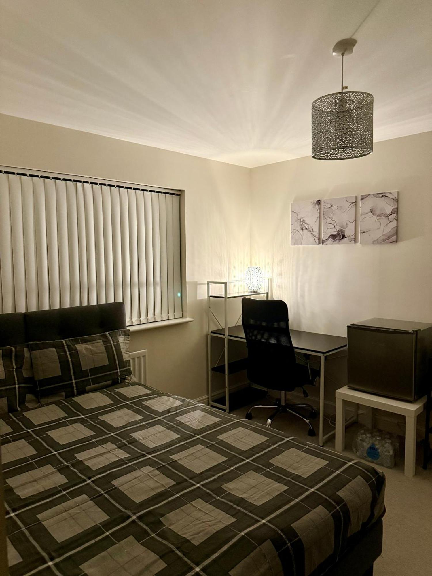 Large Double Room & Private Ensuite Bathroom, Badbury Park, Swindon, Near Great Western Hospital Bagian luar foto