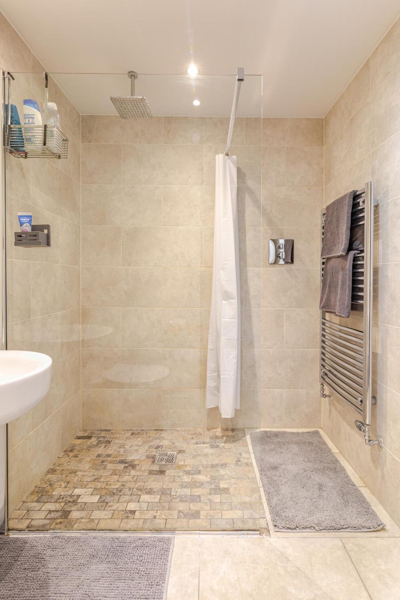 Large Double Room & Private Ensuite Bathroom, Badbury Park, Swindon, Near Great Western Hospital Bagian luar foto