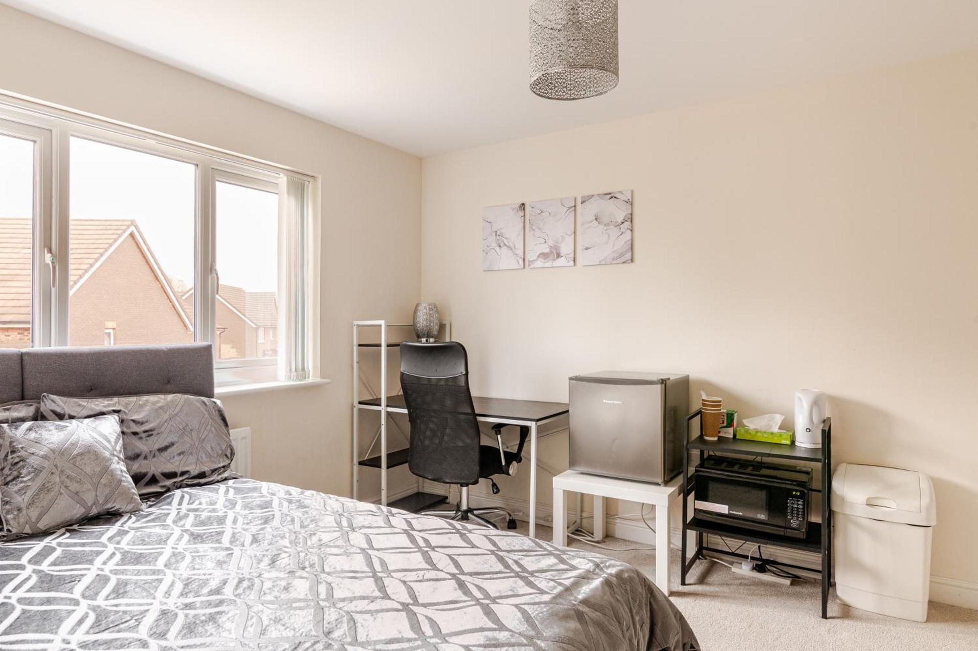 Large Double Room & Private Ensuite Bathroom, Badbury Park, Swindon, Near Great Western Hospital Bagian luar foto