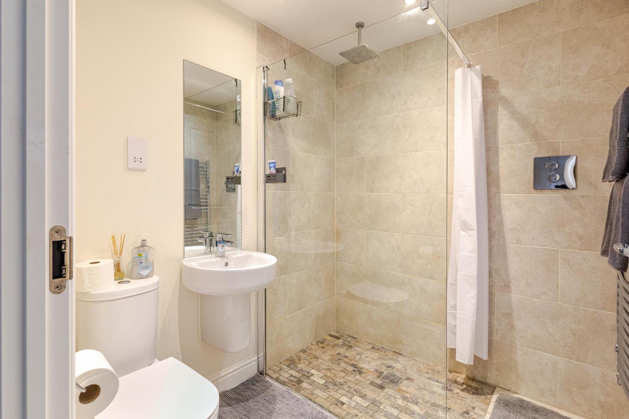 Large Double Room & Private Ensuite Bathroom, Badbury Park, Swindon, Near Great Western Hospital Bagian luar foto