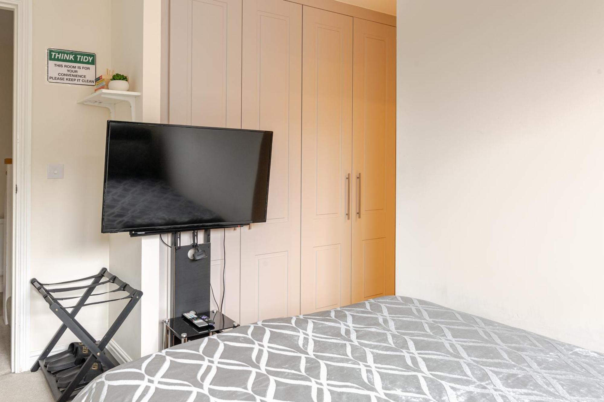 Large Double Room & Private Ensuite Bathroom, Badbury Park, Swindon, Near Great Western Hospital Bagian luar foto